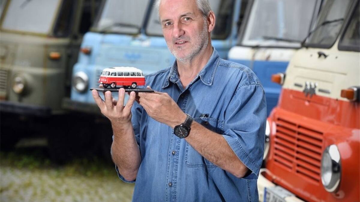 Peter Hoyer freut sich über Robur-Modellautos auf dem Markt . Foto: Matthias Weber Robur
